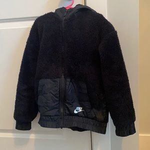 Girls Nike fuzzy jacket veuc no signs of wear